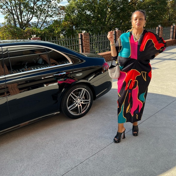 Stylish abstract dress - Picture 2 of 3